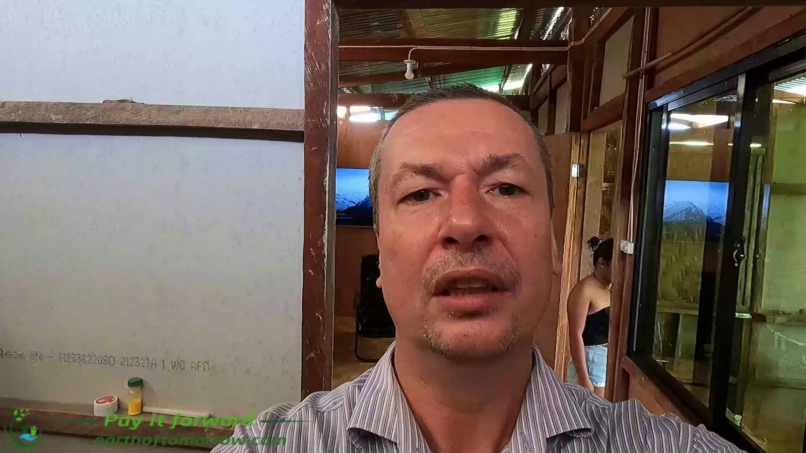 Crazy foreigner asks Philippine girls for nude photos